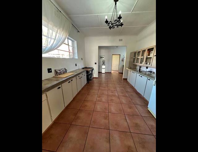 6 BEDROOM HOUSE FOR SALE IN SELECTION PARK